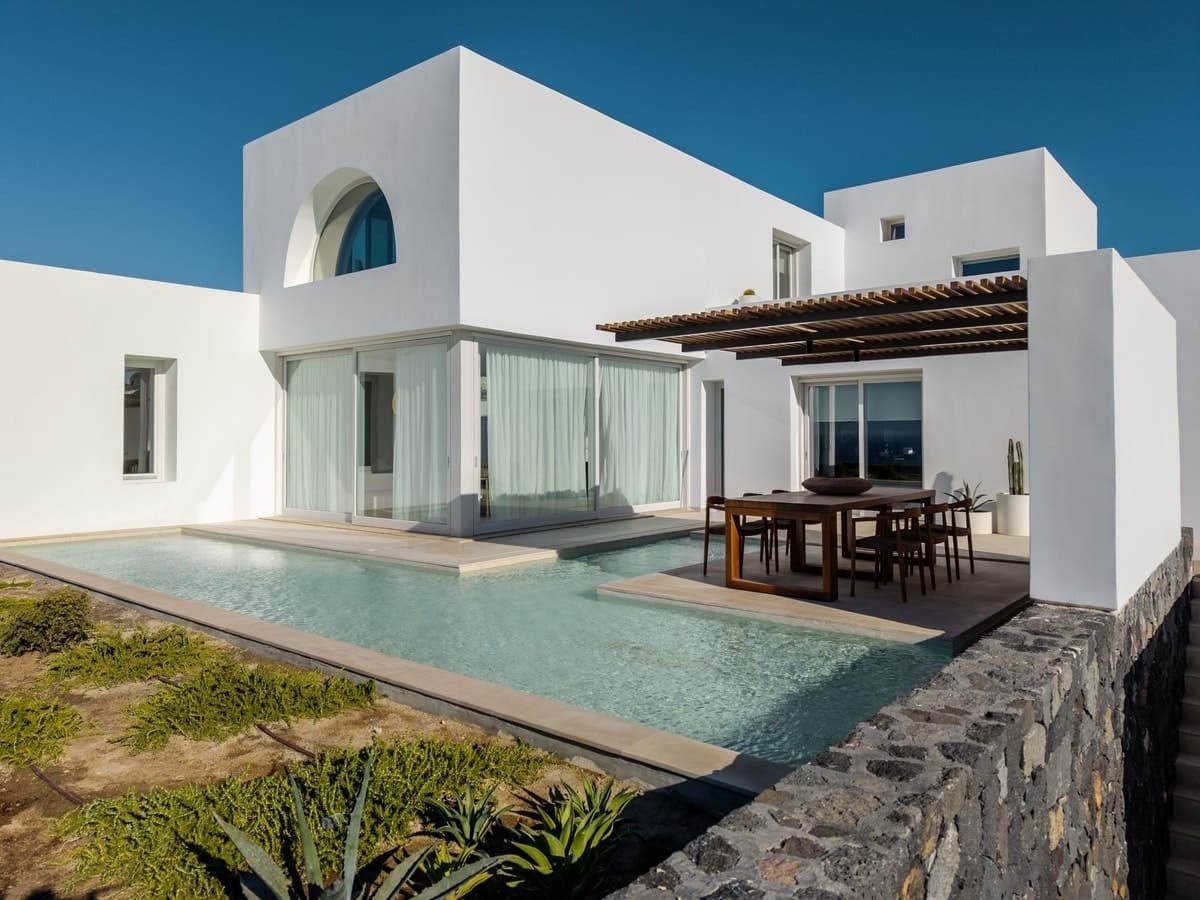 Splendid Shores villa exterior with infinity pool and Aegean views, Oia, Cyclades Islands, Greece